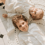 Frasi fratelli e sorelle: perché ci fanno sorridere (e litigare) ancora oggi