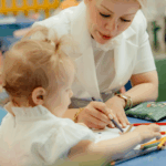 Frasi per la maestra d’asilo: come dire grazie (davvero) a chi accompagna i primi passi dei nostri figli