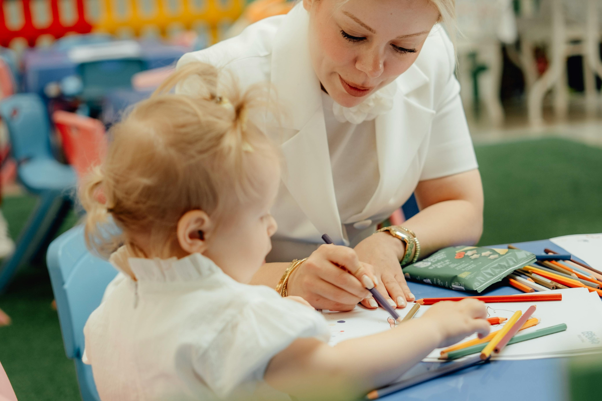Frasi per la maestra d’asilo: come dire grazie (davvero) a chi accompagna i primi passi dei nostri figli